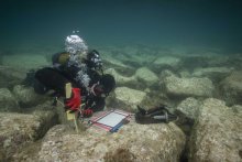 Des bulles et des blocs. Rétrospective en images des dernières campagnes de fouilles sous-marines sur les vestiges immergés d'Olbia